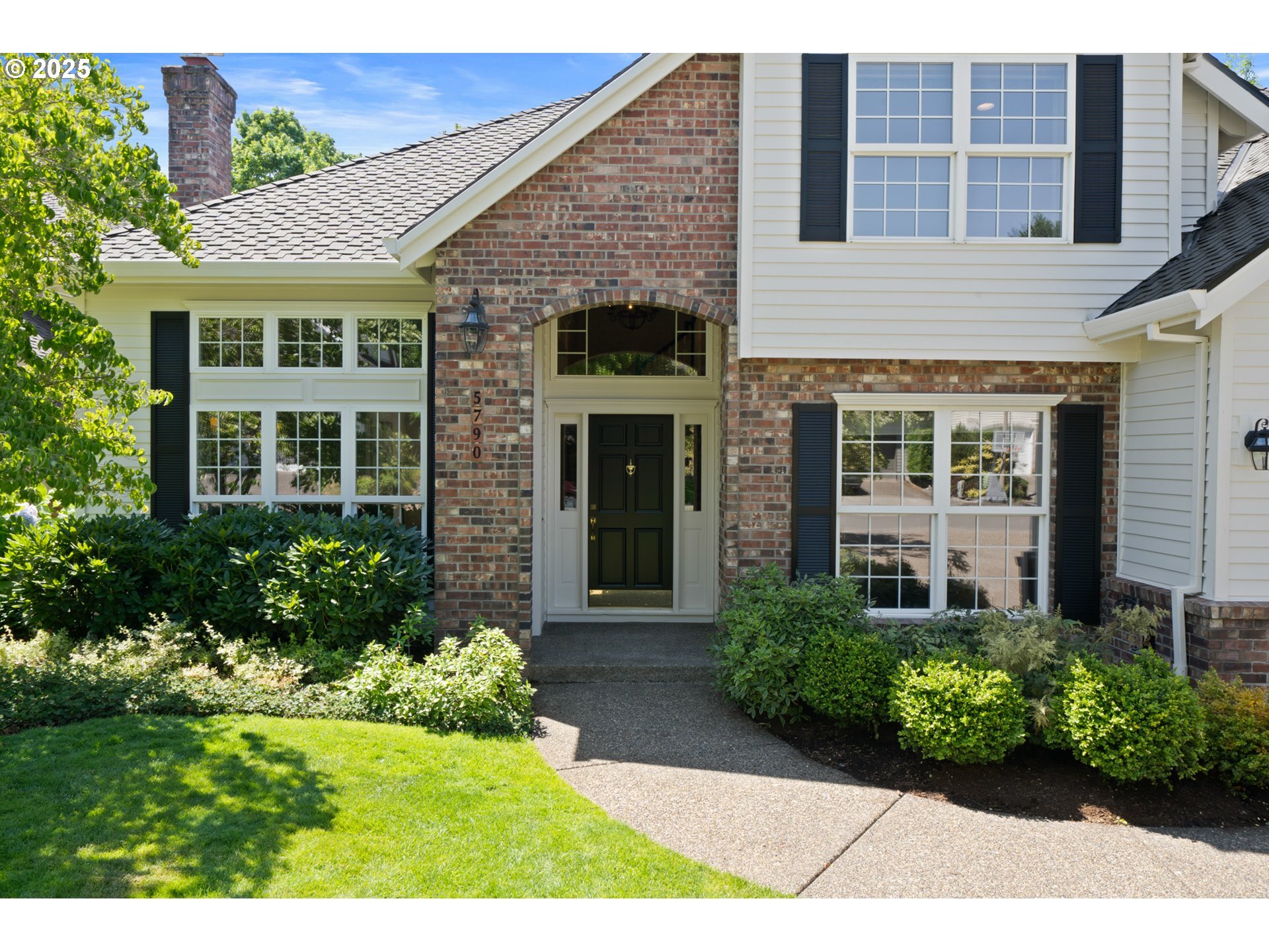 Property Photo: 5790 Ridgetop Ct OR 97035