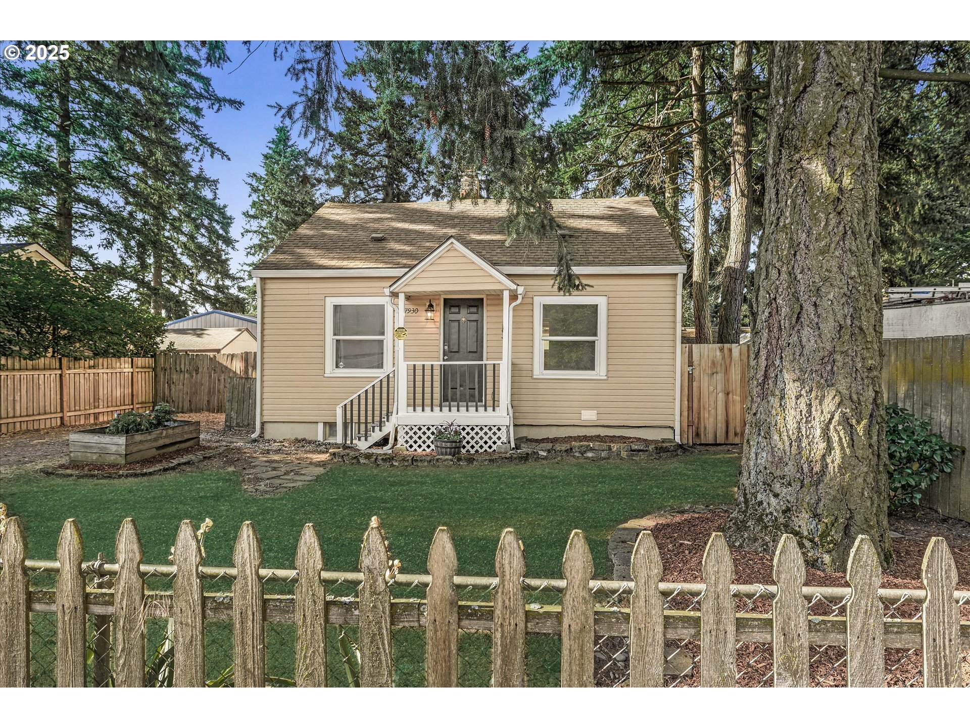 Property Photo: 7930 SE Overland St OR 97222