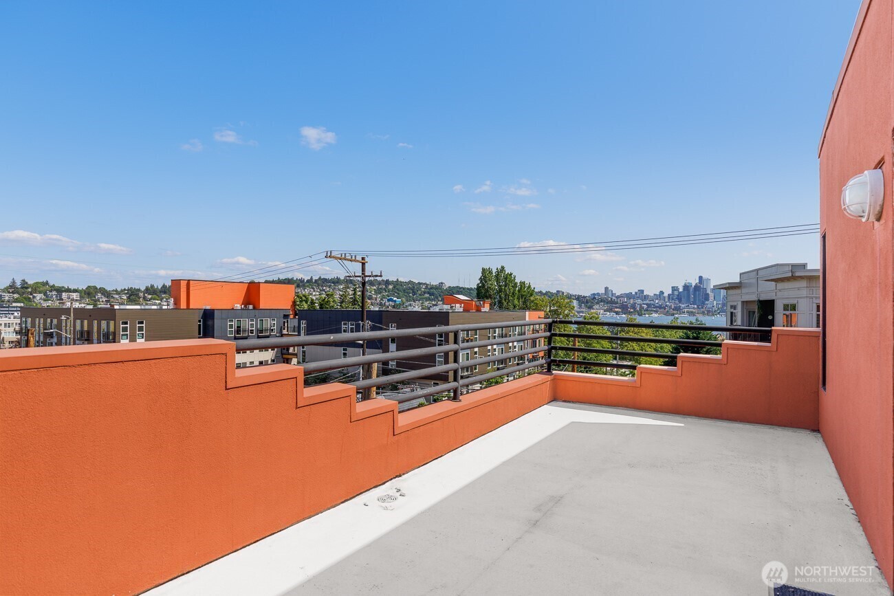 Property Photo: 3401 Wallingford Avenue N 402 WA 98103