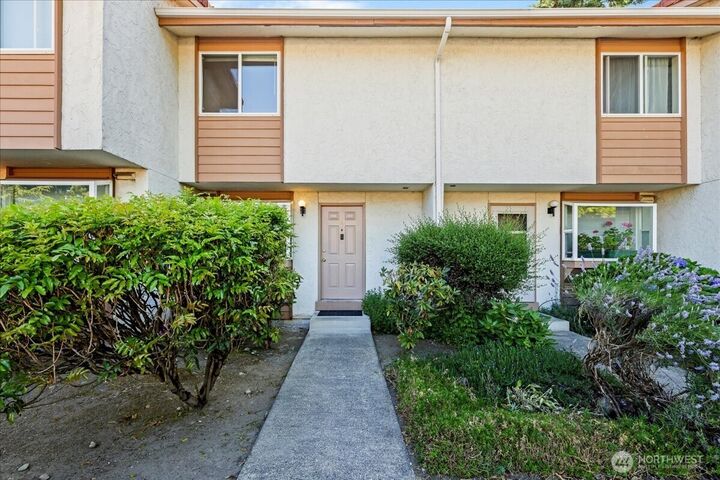 Property Photo: 12828 SE 41st Lane C-103 WA 98006