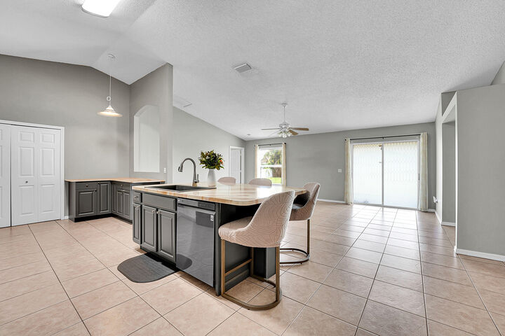 Property Photo: 933 SE Caravan Avenue FL 34983