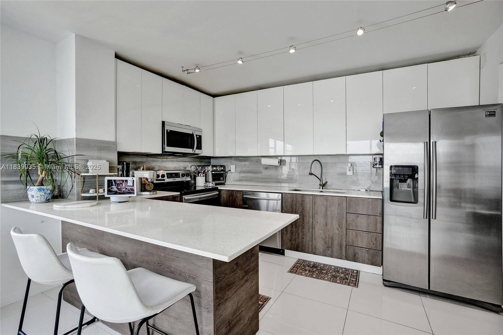 Property Photo: 11111 Biscayne Blvd 19G FL 33181