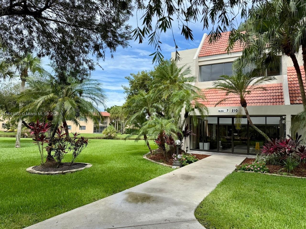 210 Lakeview Dr 102  Weston FL 33326 photo