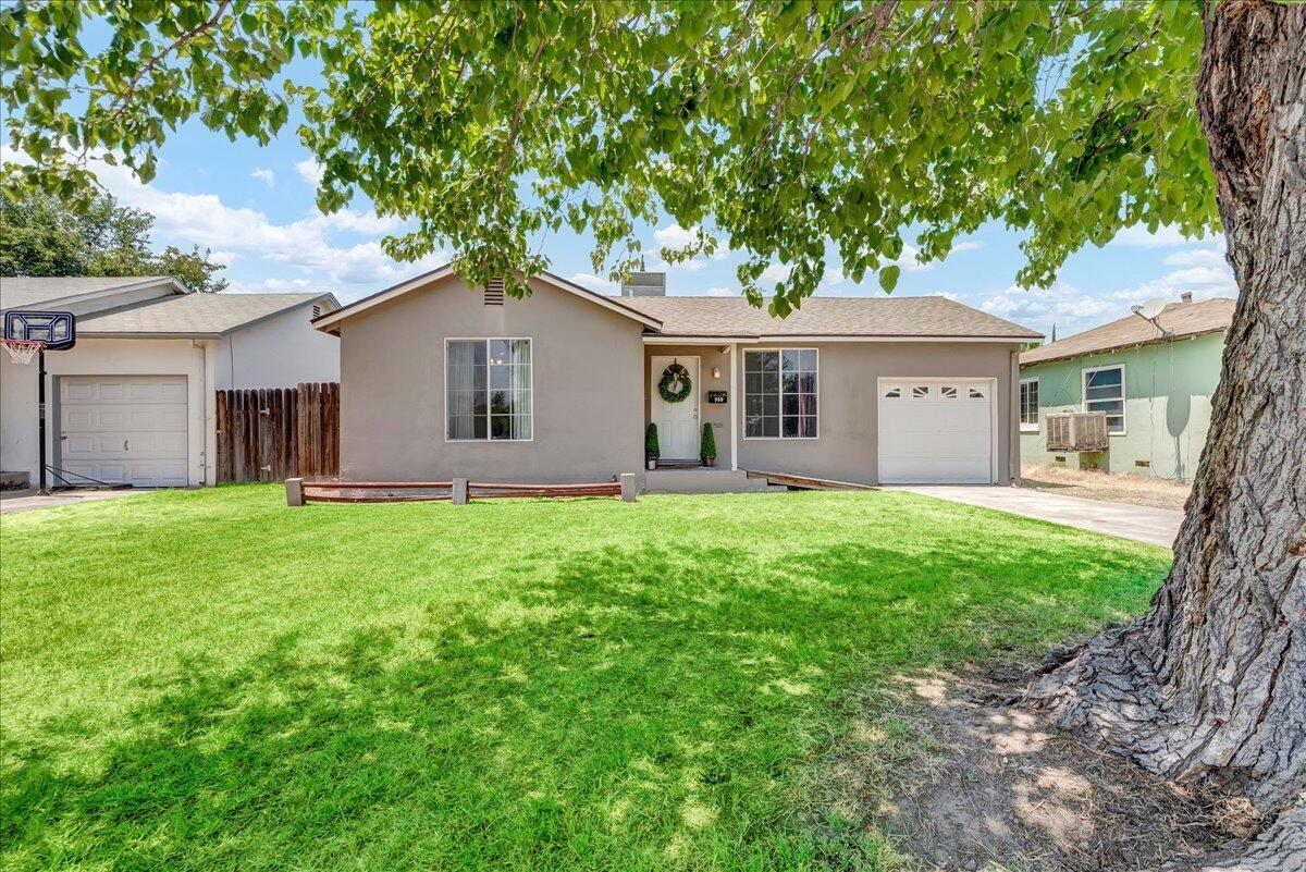 Property Photo: 909 N 2nd Street CA 93257