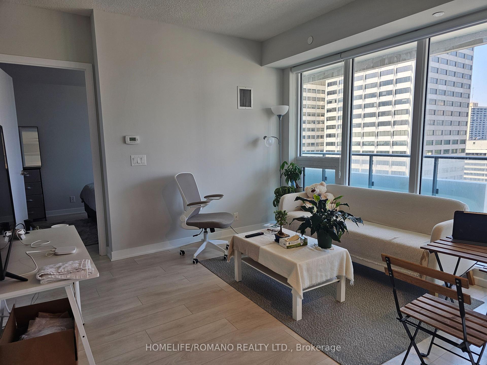 Property Photo: 2221 Yonge Street 1901 ON M4S 0B8