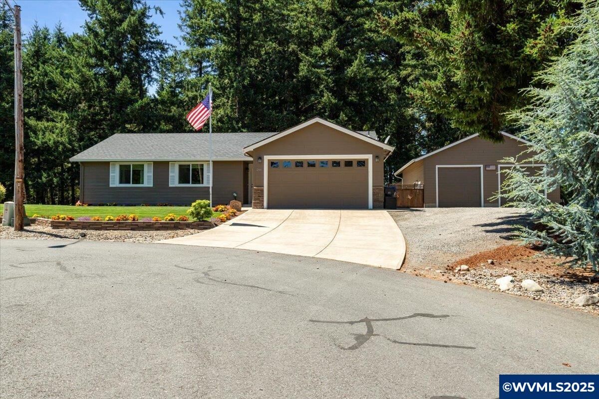 Property Photo: 201 Ironwood Ct OR 97383