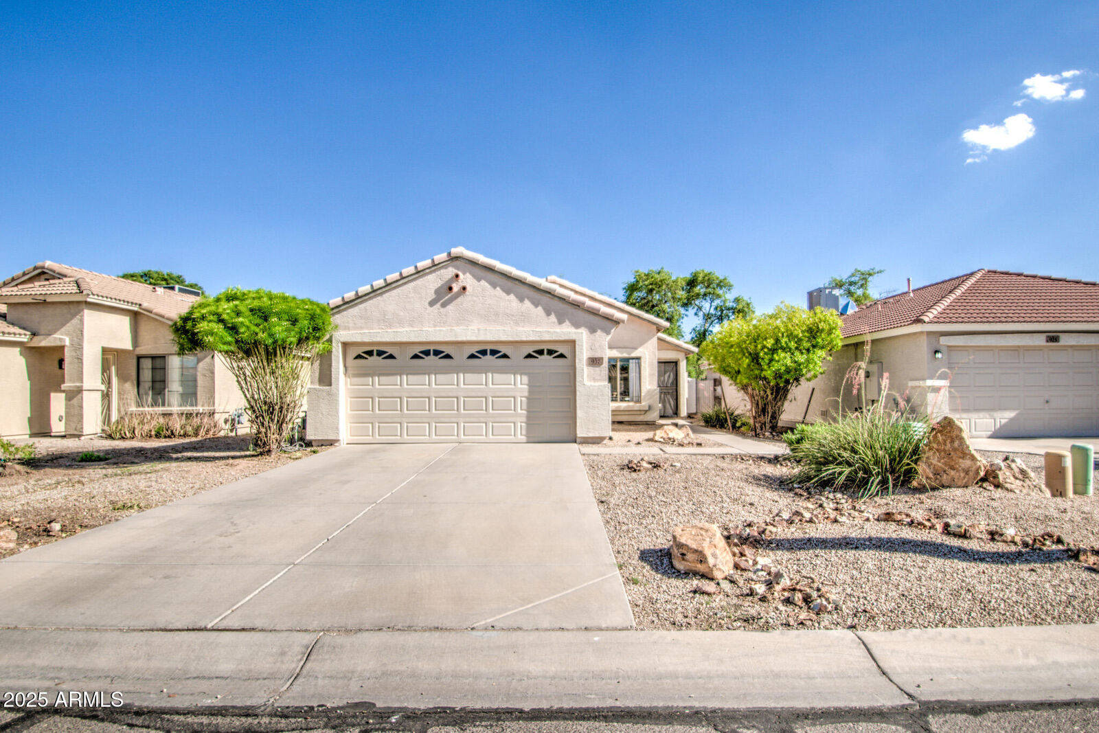 Property Photo:  937 E Nardini Street  AZ 85140 