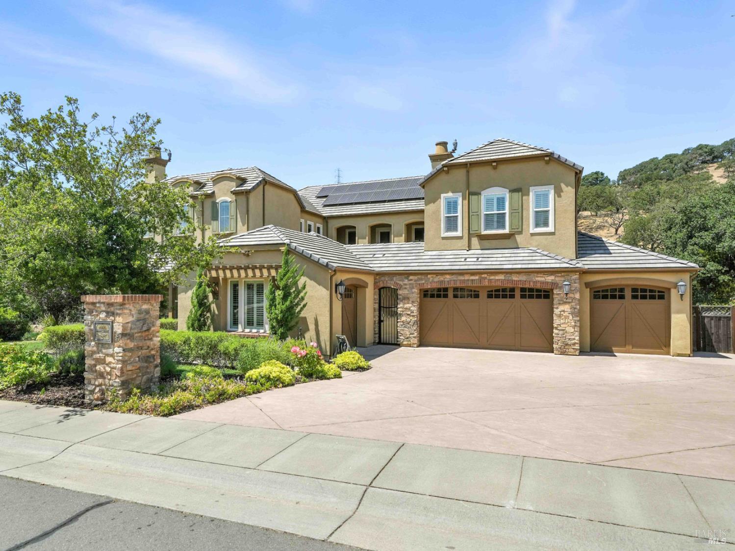 Property Photo: 715 Bridle Ridge Drive CA 94534