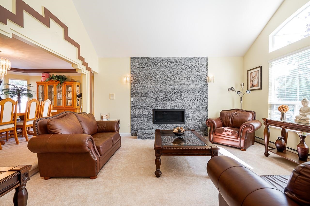 Photo de la propriété: 14331 82 Avenue BC V3W 0J4