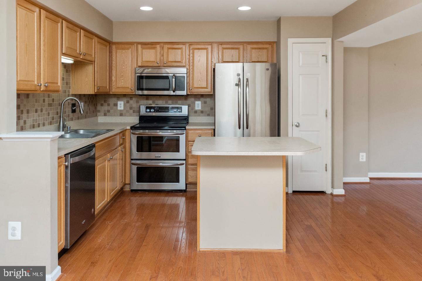 Property Photo: 607 Village Court PA 18951