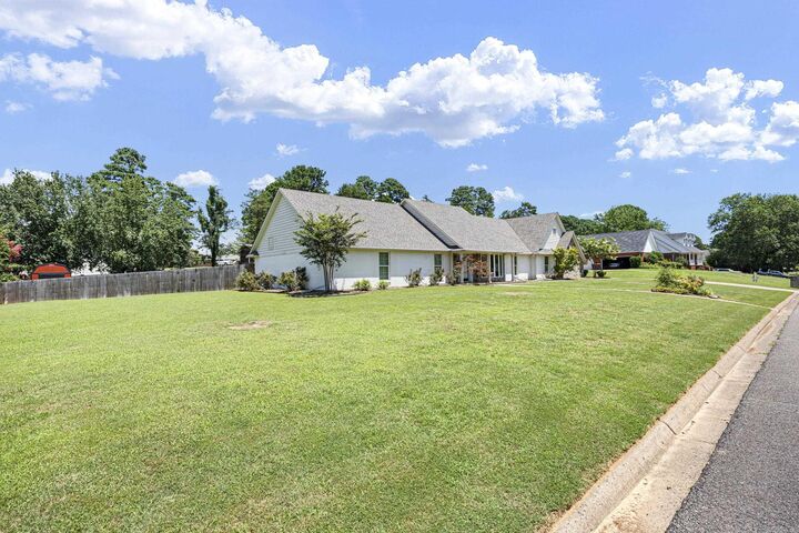 Property Photo: 2916 Highland Dr AR 72802