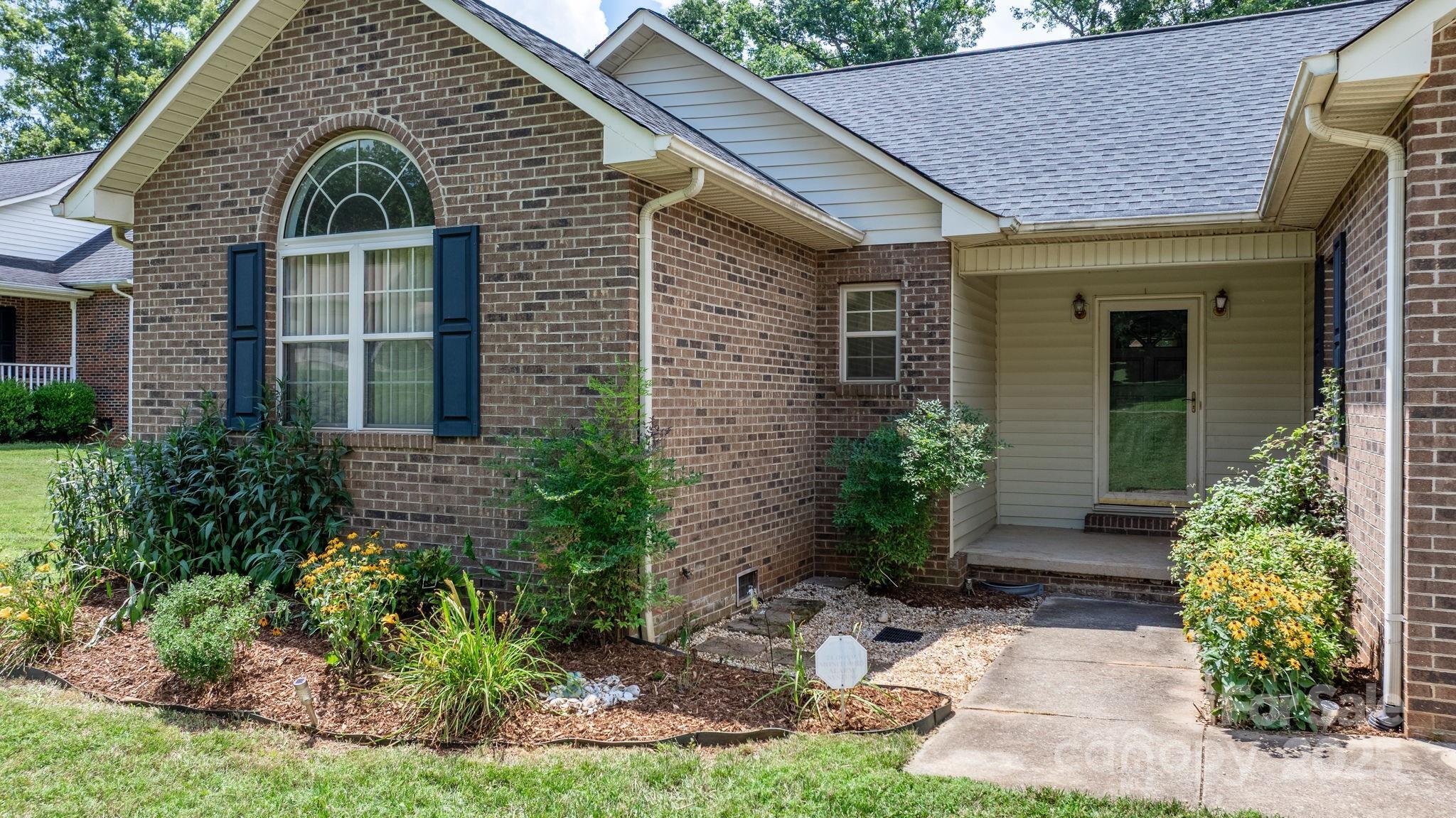 Property Photo: 5473 Twelve Oak Lane NC 28613