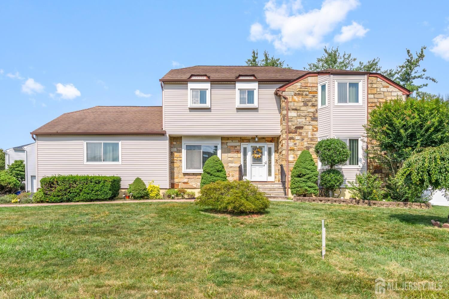 Property Photo: 7 Mariposa Place NJ 08857