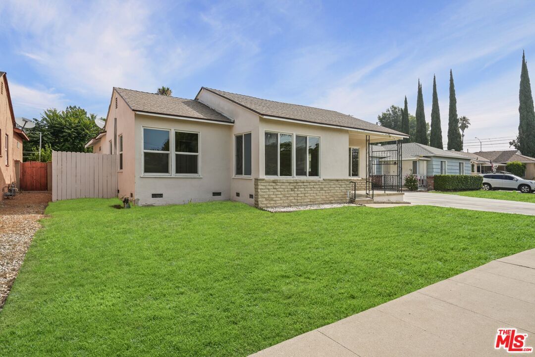 Property Photo: 18913 Cohasset St CA 91335