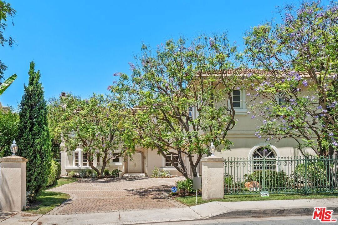Property Photo:  2293 Stratford Cir  CA 90077 