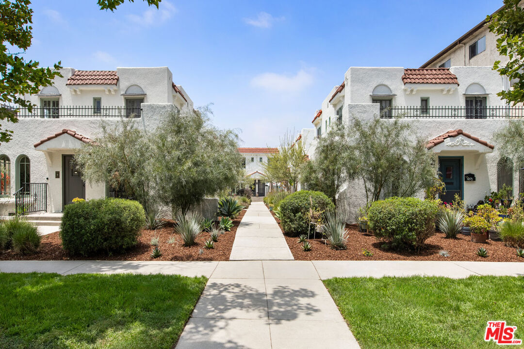 Property Photo: 619 1/4 N Sycamore Ave CA 90036