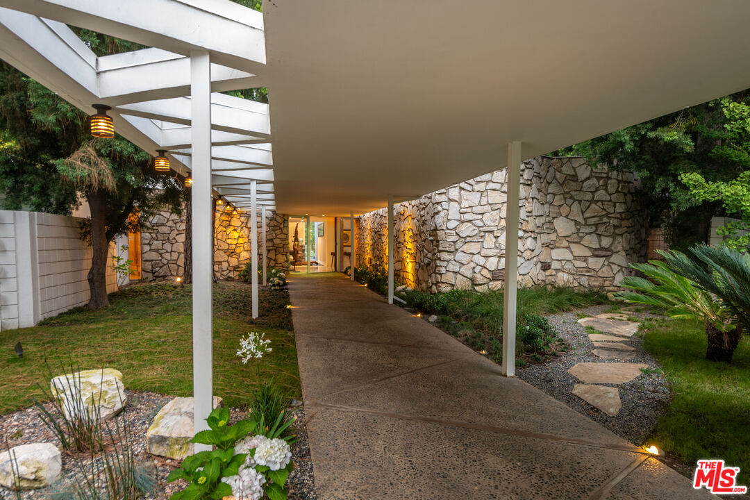 Property Photo:  1010 N Rexford Dr  CA 90210 