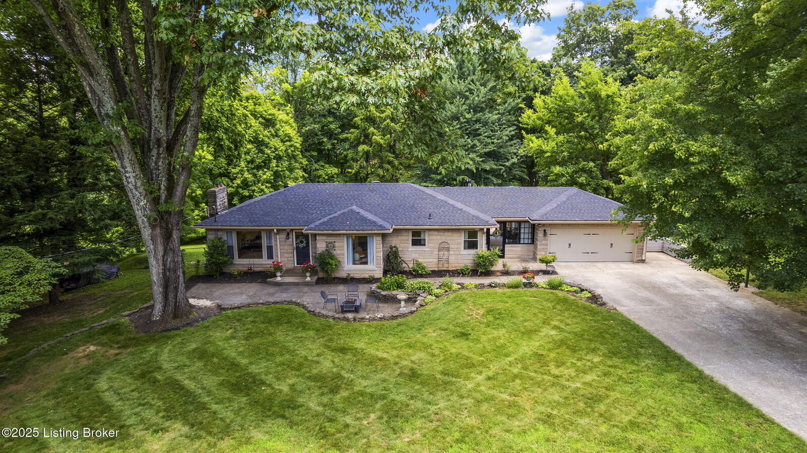 Property Photo: 4221 Dolphin Rd KY 40220