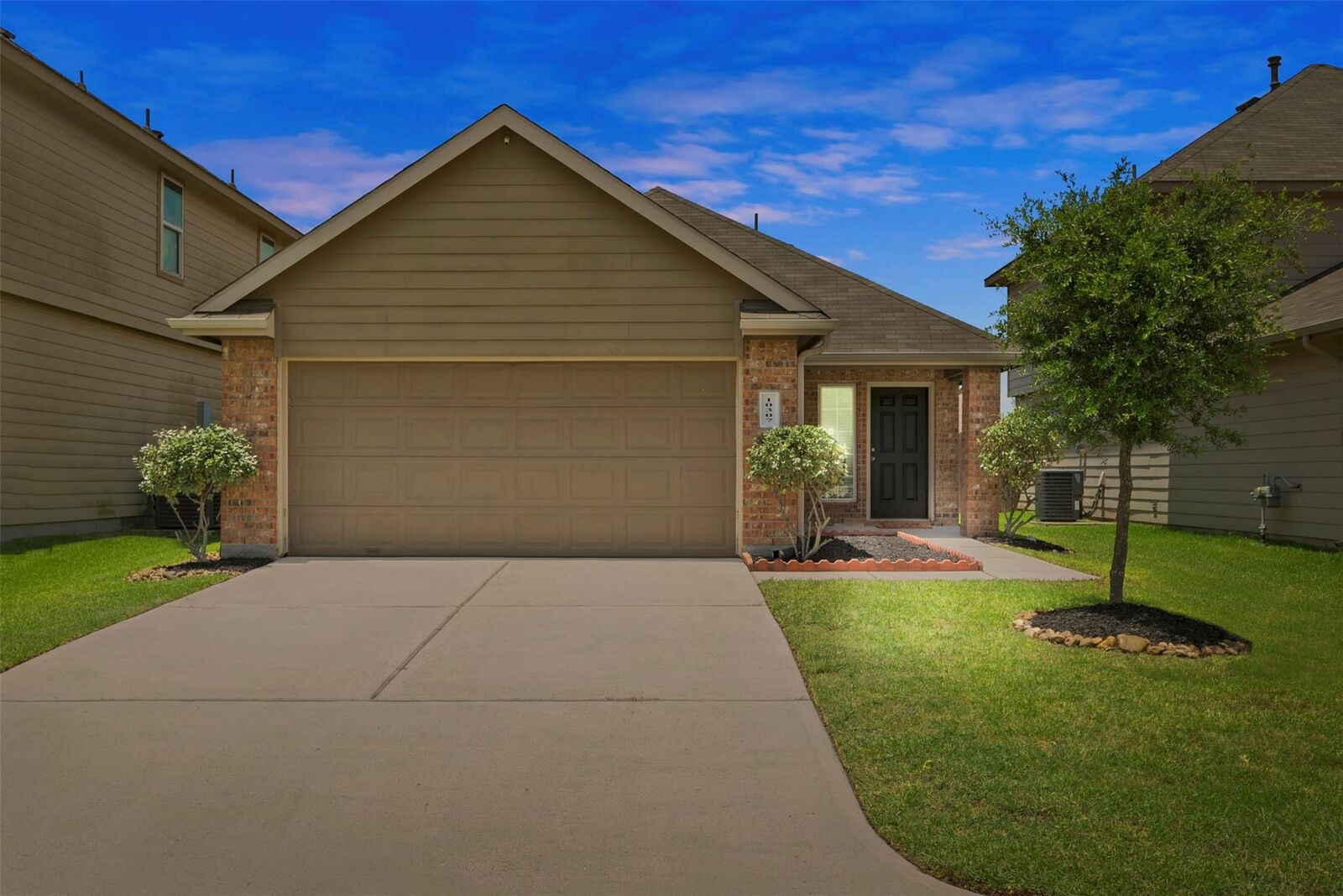 Property Photo: 10307 Leafy Autumn Path TX 77044