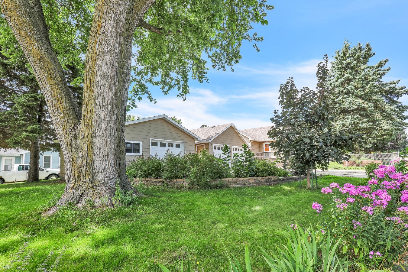 Property Photo: 1119 S 5th Avenue E IA 50208