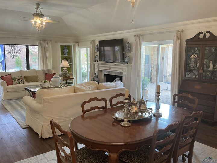 Property Photo: 2206 Robbinwood Ln TX 75601