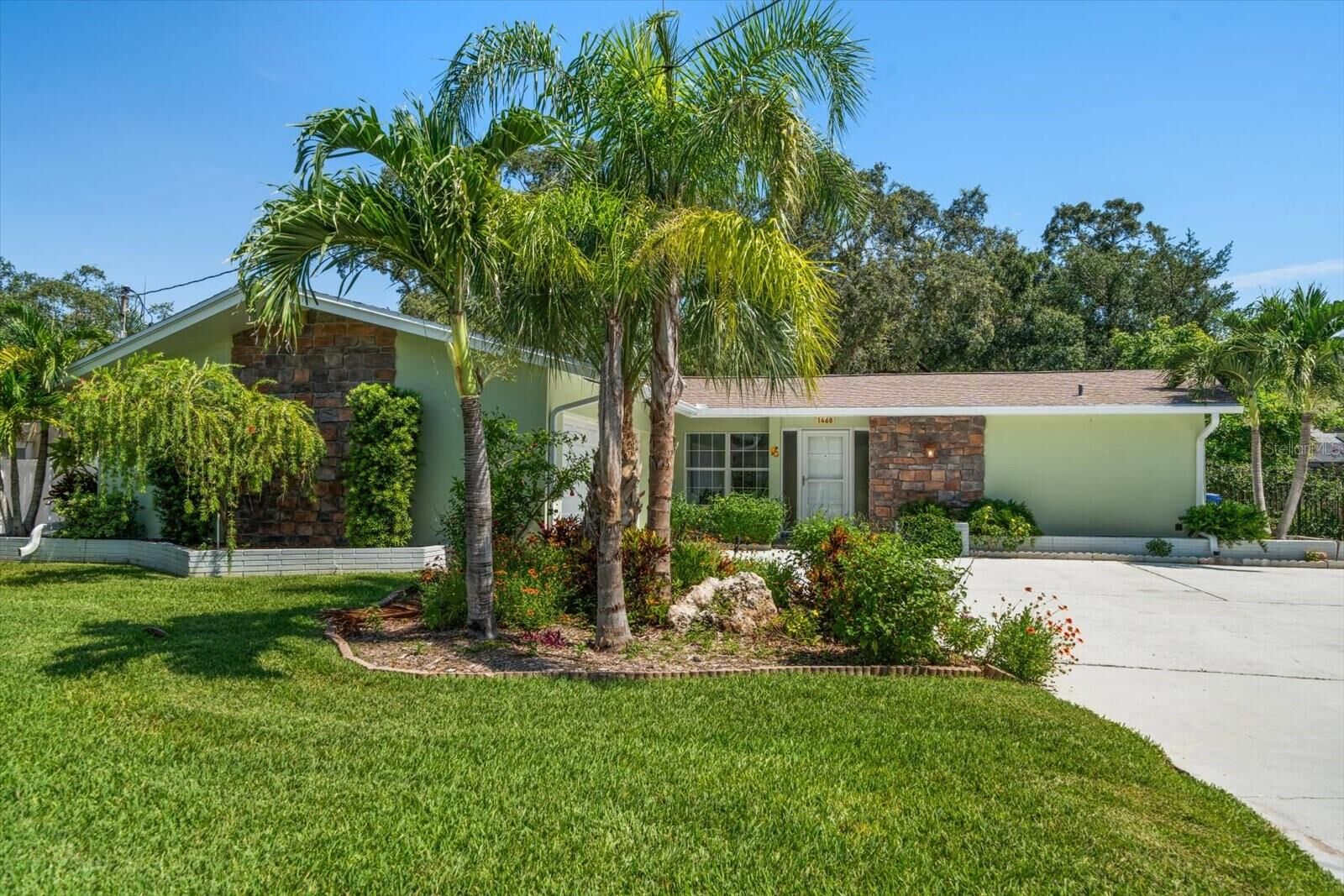 Property Photo:  1468 Fairway Drive  FL 34698 