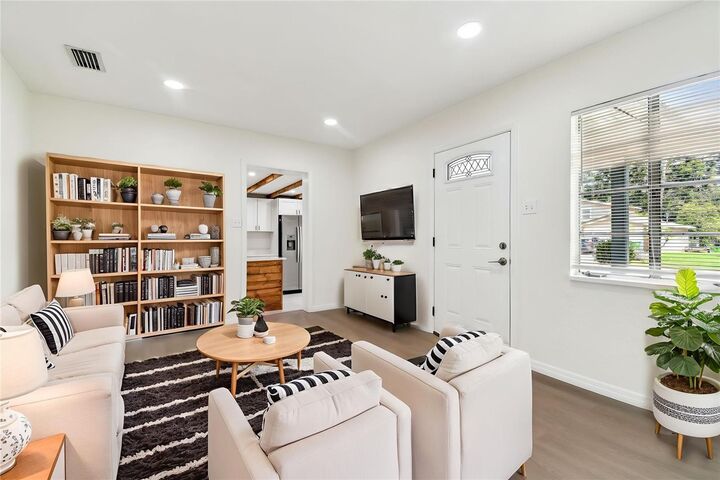 Property Photo: 2211 E Hanna Avenue FL 33610