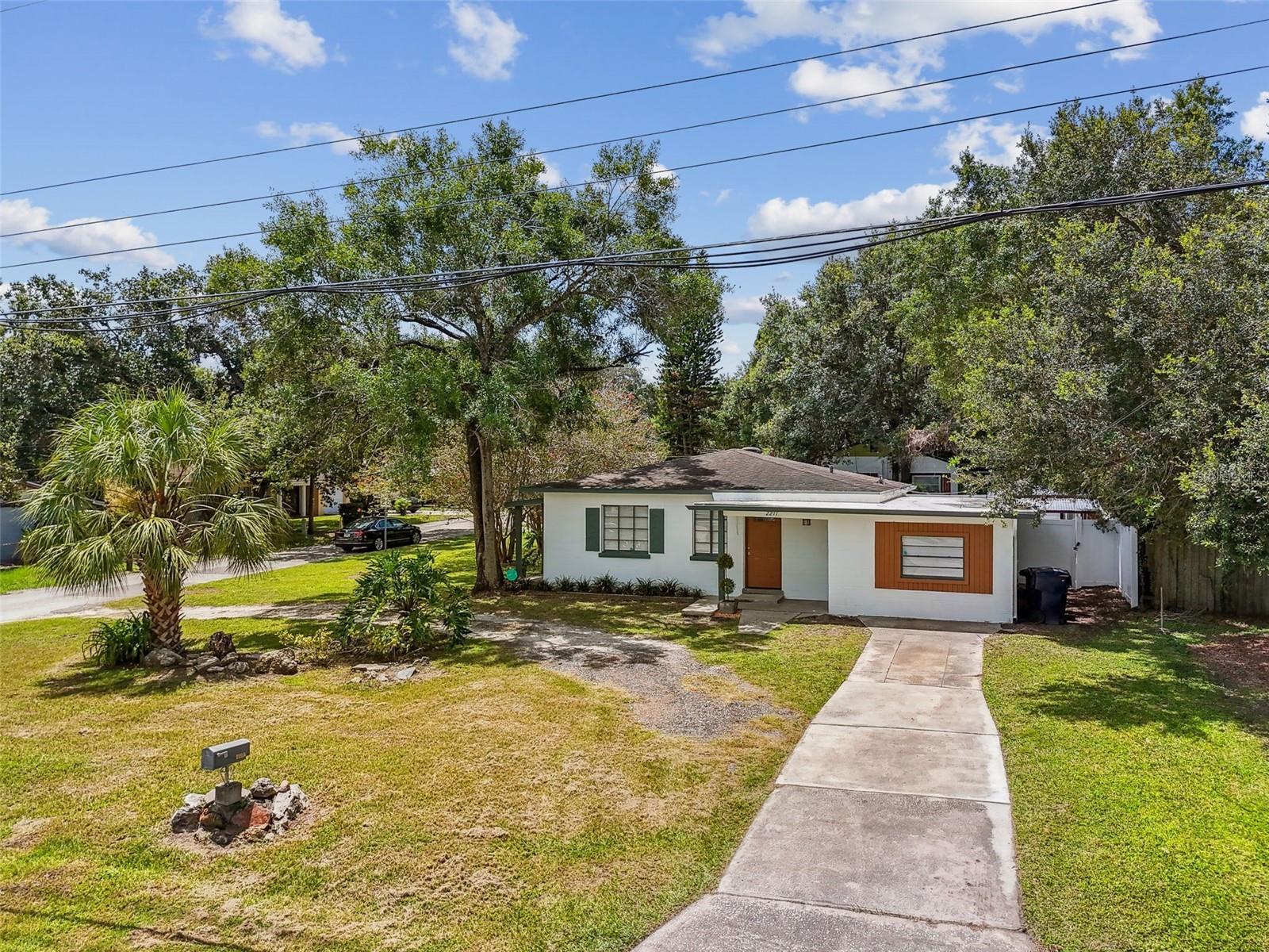 Property Photo: 2211 E Hanna Avenue FL 33610