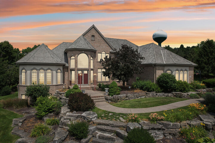 1012 N Bluespruce Cir  Hartland WI 53029 photo
