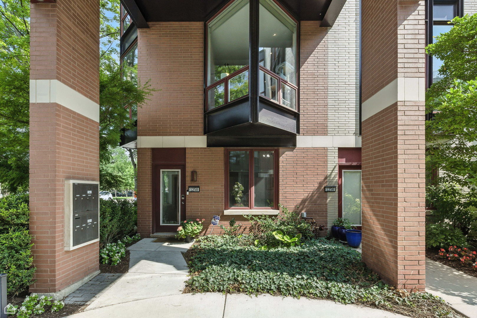 Property Photo:  1258 W Cottage Place  IL 60607 