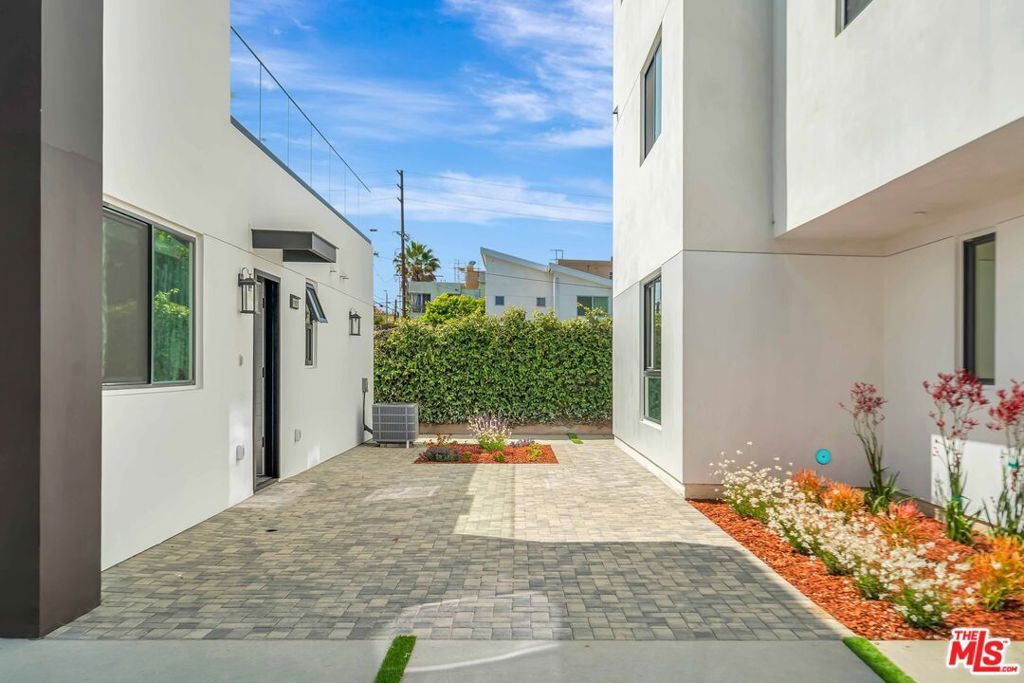 Property Photo:  1921 Federal Avenue 1921  CA 90025 