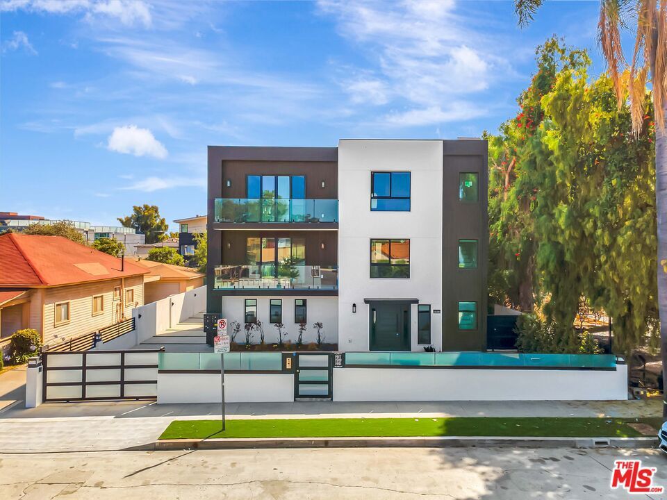 Property Photo: 1921 Federal Avenue 1917 CA 90025