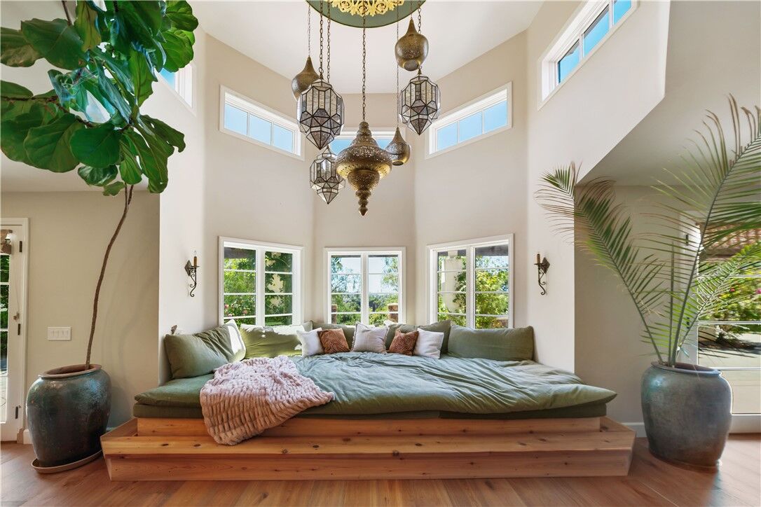 Property Photo: 6718 Via De La Reina CA 92003