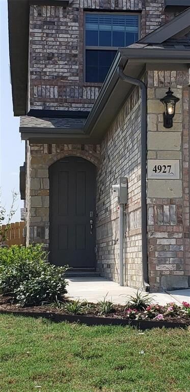 Property Photo: 4927 Sanger Circle Drive TX 76266