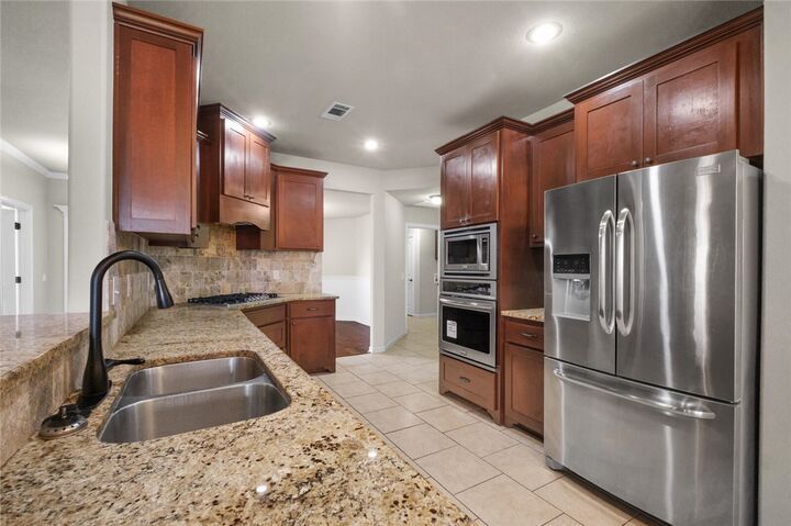 Property Photo:  904 SW Caprington Street  AR 72712 
