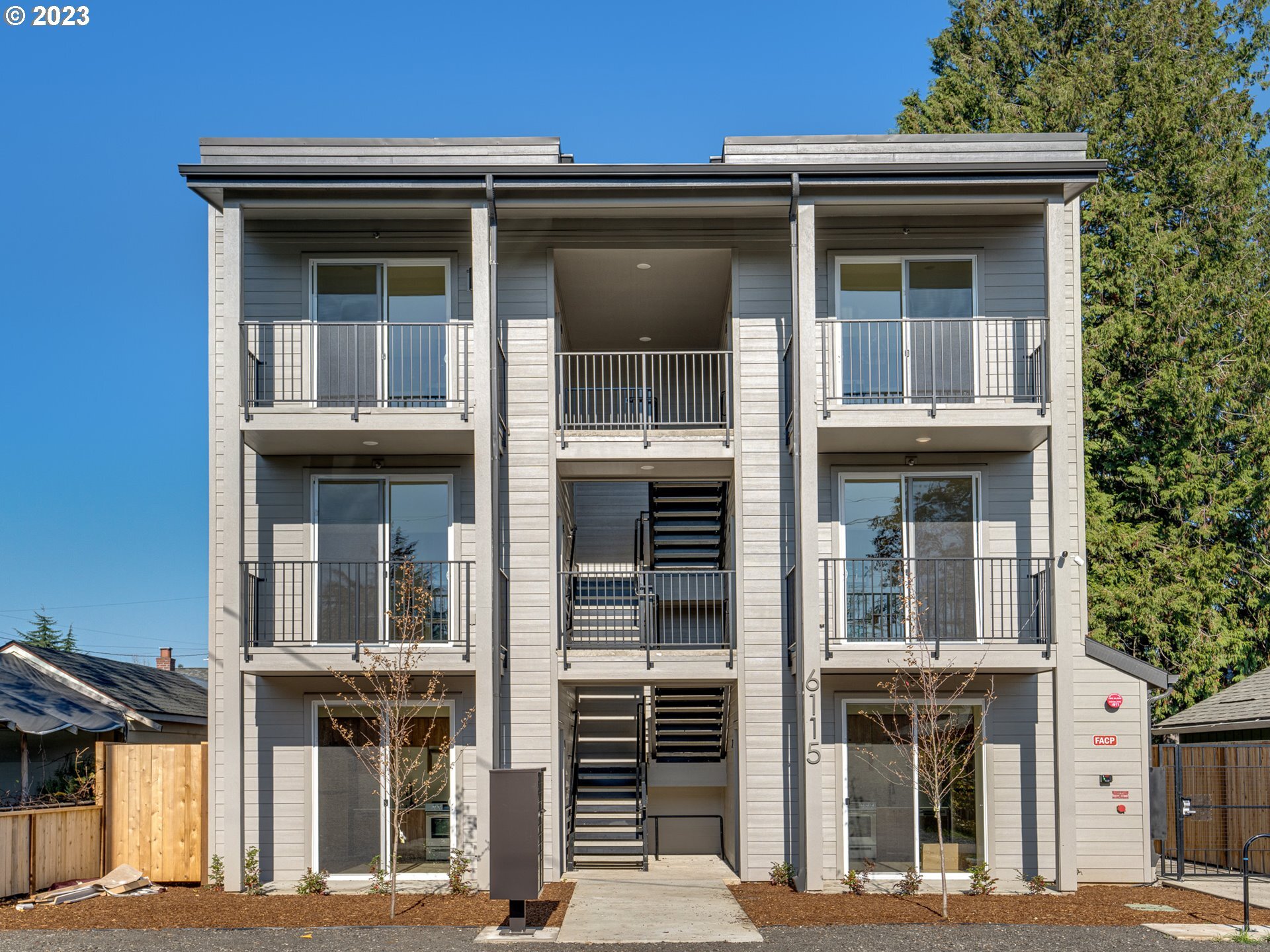 Property Photo: 6115 NE Multnomah St 3 OR 97213