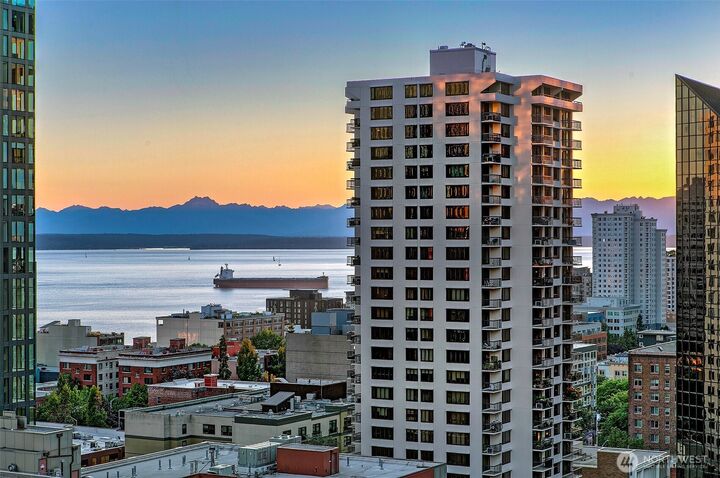 Property Photo:  1920  4th Avenue 1702  WA 98101 
