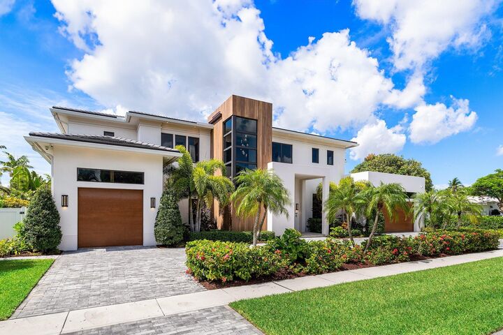 Property Photo:  450 NE 10th Street  FL 33432 