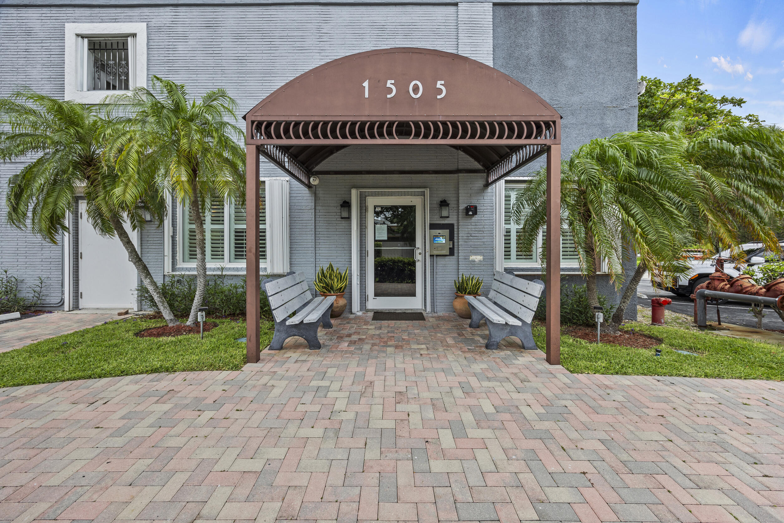 Property Photo: 1505 N Riverside Drive 1002 FL 33062