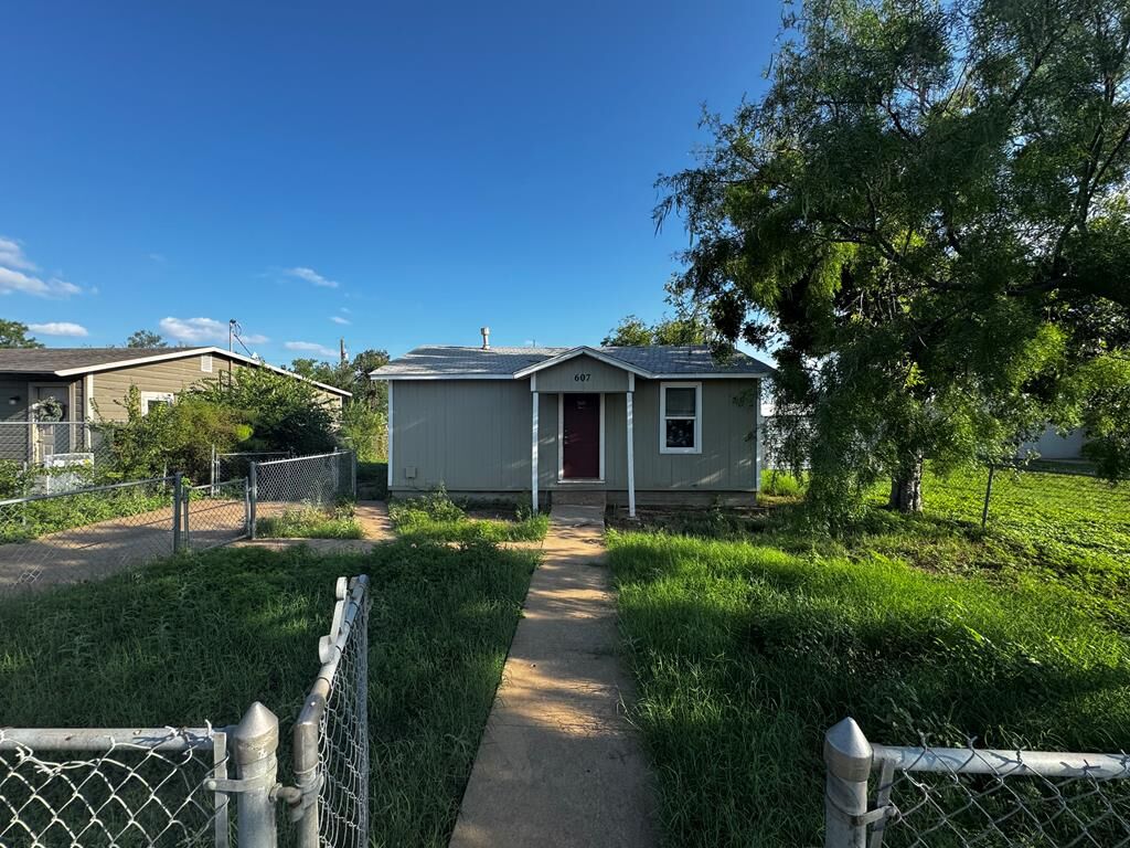 Property Photo:  607 E 38th St  TX 76903 