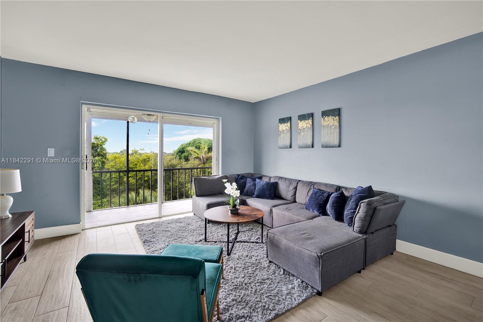 Property Photo: 950 Hillcrest Dr 414 FL 33021