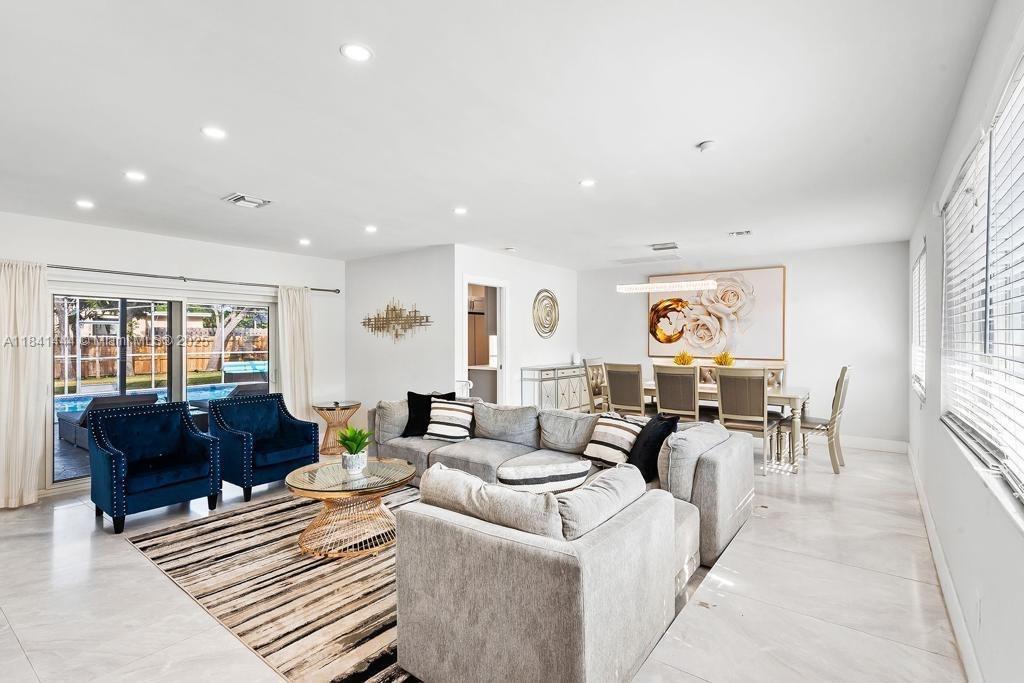 Property Photo:  3719 W Park Rd  FL 33021 