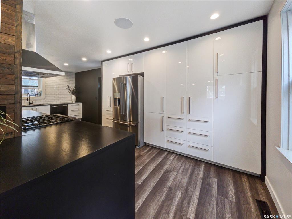 Property Photo:  227 H Avenue S  SK S7M 1W1 