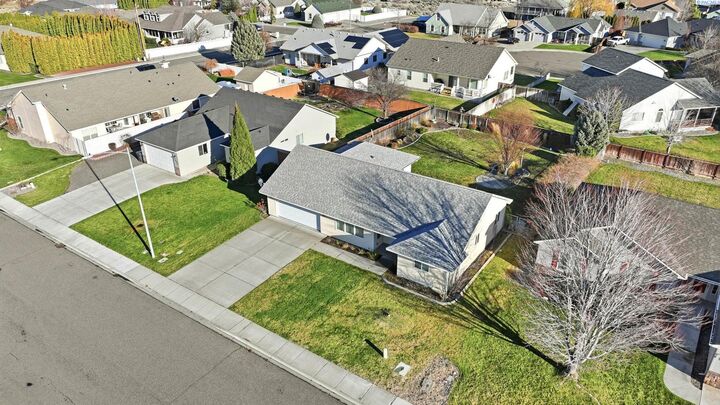 Property Photo:  2004 Scottland Ct  WA 99353 