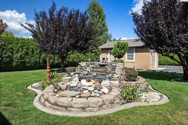 Property Photo: 326 Rachel Rd WA 99338-8316