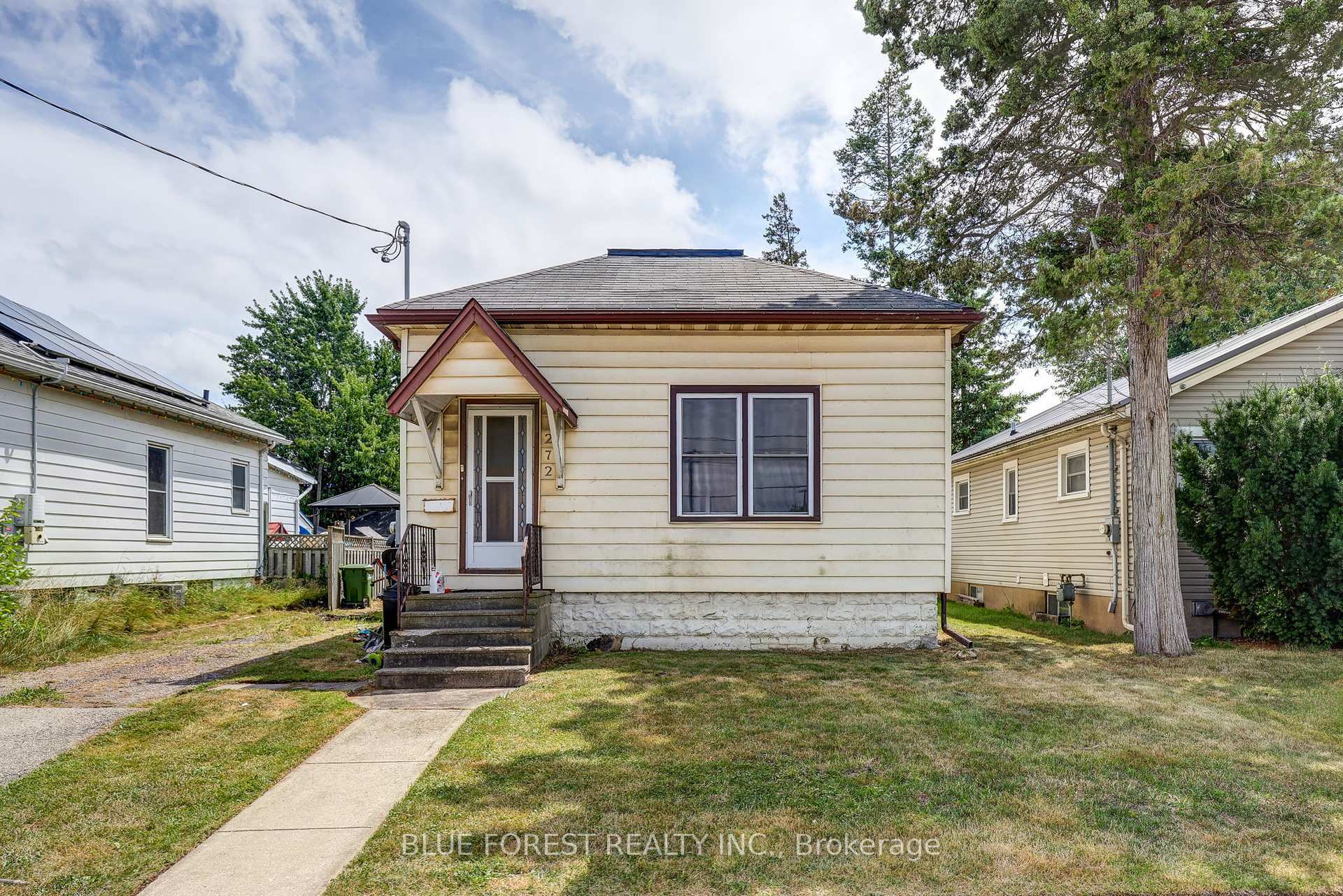 Property Photo: 272 Wellington Street N ON N5R 2S8