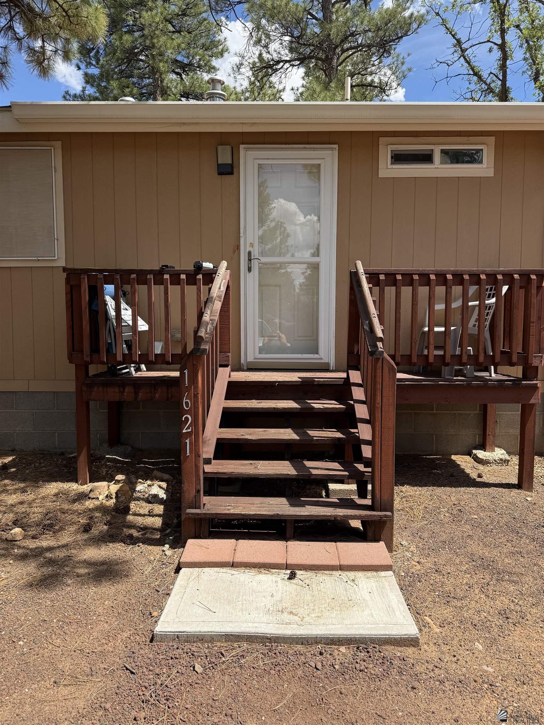 Property Photo: 1621 W Hall St AZ 85901