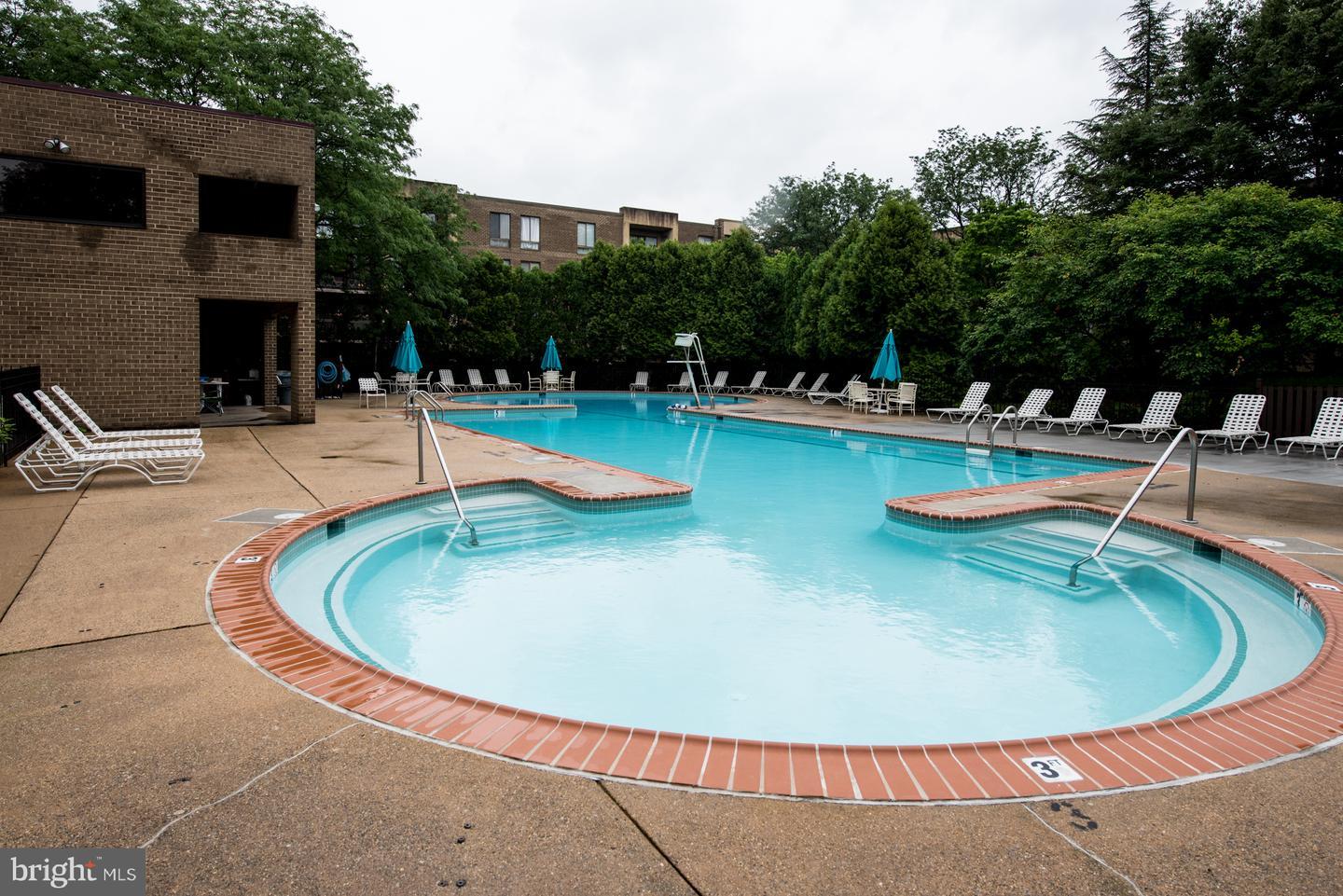 Property Photo: 803 N Howard Street 333 VA 22304