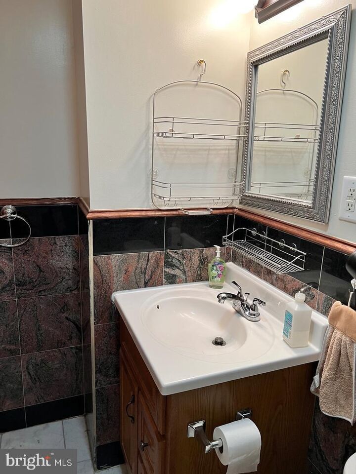 Property Photo:  906 Arch Street Thir Floor  PA 19107 