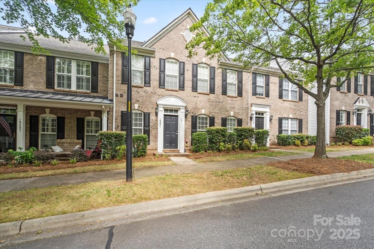 Property Photo: 19241 Lake Norman Cove Drive NC 28031